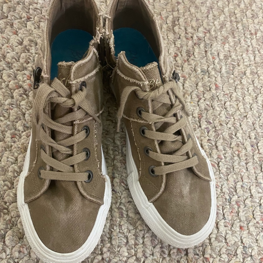 COPY - Size 11 blowfish Malibu shoes. Super cute just a little big for me.